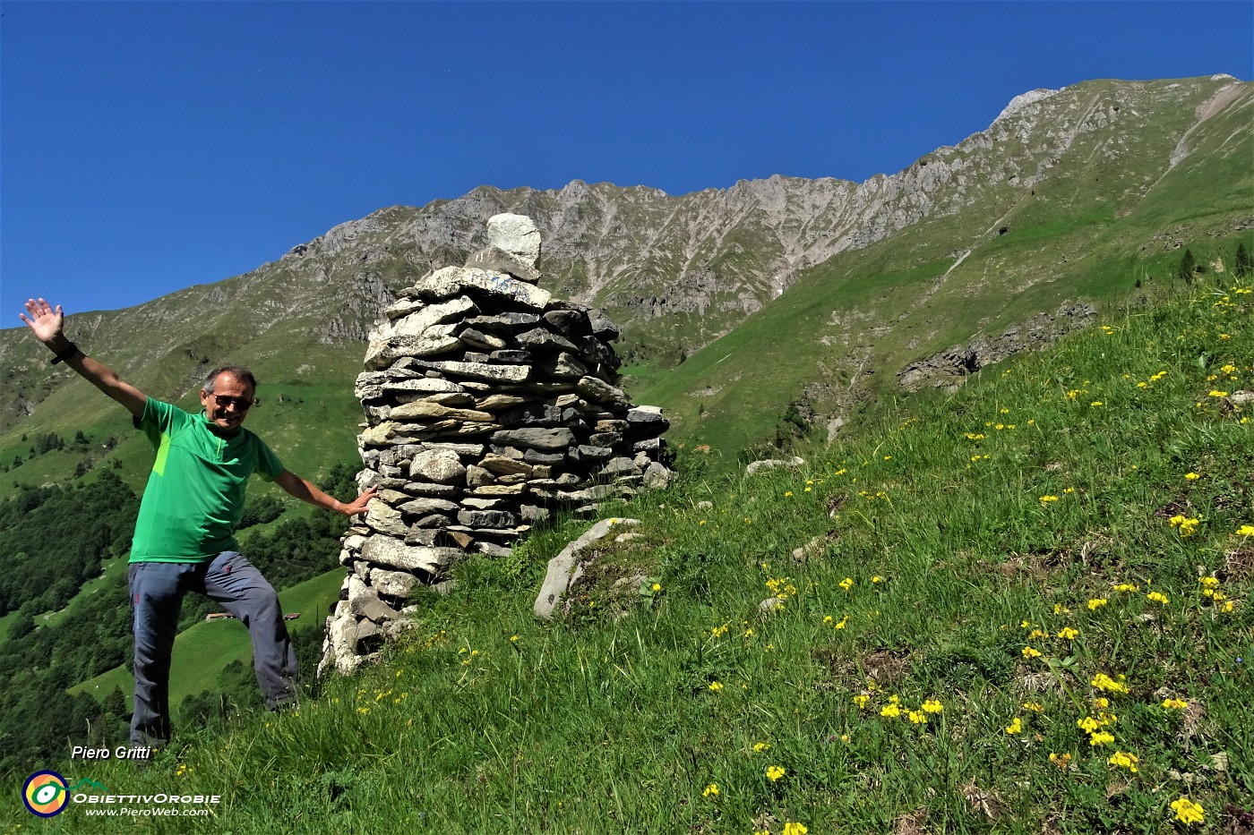 19 All'Omo (1600 m) con vista in Menna.JPG